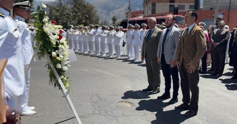 ICAM PARTICIPA EN OFRENDA FLORAL EN HONOR AL ALMIRANTE MIGUEL GRAU