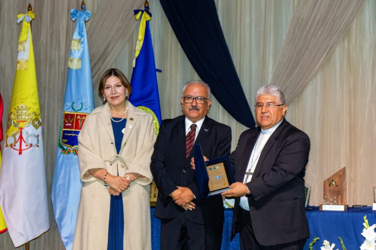 ICAM RECONOCE A LA UCB POR SUS 60 AÑOS DE EXCELENCIA EDUCATIVA
