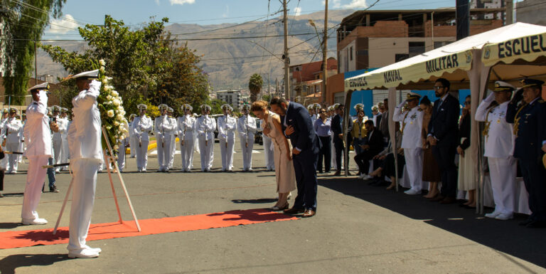 ICAM PARTICIPA EN OFRENDA FLORAL EN HONOR AL ALMIRANTE MIGUEL GRAU